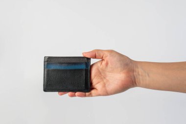 Beyaz arkaplanda elinde kart tutucu cüzdanı