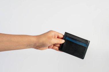 Beyaz arkaplanda elinde kart tutucu cüzdanı