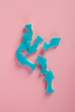 Denizanası şekerlemeleri. Jelibon köpek balığı, pembe arka planda şeker kaplı mavi yunus jölesi..