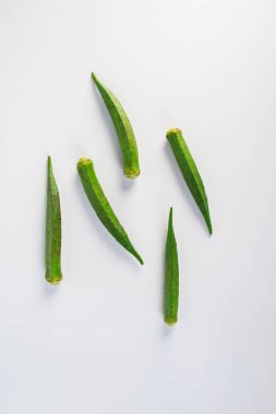 Beyaz arkaplanda izole edilmiş taze bamya