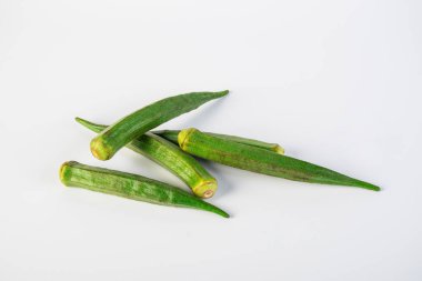 Beyaz arkaplanda izole edilmiş taze bamya