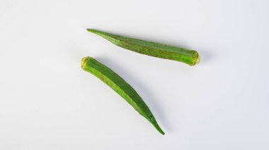 Beyaz arkaplanda izole edilmiş taze bamya