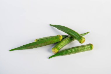 Beyaz arkaplanda izole edilmiş taze bamya