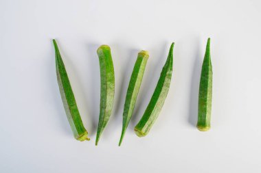 Beyaz arkaplanda izole edilmiş taze bamya