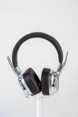 İki tonluk gümüş ve kahverengi kablosuz kulaklık, kulaklıklar beyaz arkaplanda izole edilmiş. Kahverengi kablosuz kulaklık..