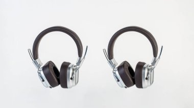 İki tonluk gümüş ve kahverengi kablosuz kulaklık, kulaklıklar beyaz arkaplanda izole edilmiş. Kahverengi kablosuz kulaklık..