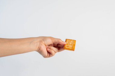 Beyaz arkaplanda kare kraker