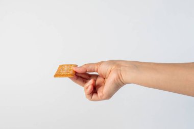 Beyaz arkaplanda kare kraker