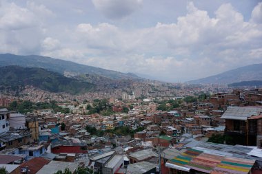 Comuna 13 'e en tepeden bakın, Medellin, Kolombiya 2020