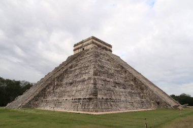Kukulcan Piramidi, El Castillo, Chichen Itza Kalesi, sağlam cephede ve hasar görmüş tarafında, Valladolid yakınlarında, Meksika 2022