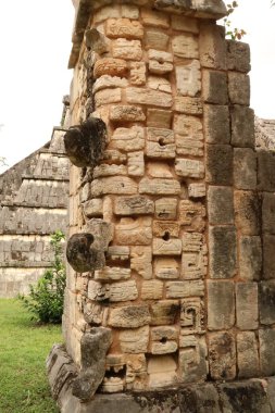 Taş maskelerle süslenmiş sütun, Ossuary 'nin yanındaki Mayalı maskeler Chichen Itza' daki Baş Rahip Tapınağı, Valladolid, Meksika 2022