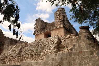 Cuadrangulo de las Monjas 'ın girişindeki küçük tapınak yapısı, Rahibelerin Dörtgeni, Uxmal, Merida, Meksika 2022