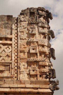 Cuadrangulo de las Monjas 'taki bir binanın kenarındaki dekorlar, yüzler, maskeler, rahibeler dörtgeni, Uxmal, Merida, Meksika 2022