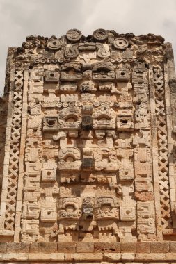 Cuadrangulo de las Monjas 'taki bir binanın ön cephesinde ayrıntılı dekor, yüzler, maskeler, rahibeler dörtgeni, Uxmal, Merida, Meksika 2022