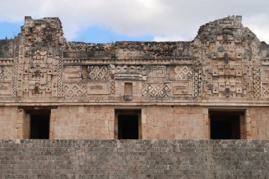 Cuadrangulo de las Monjas 'daki binalardan birinin ön cephesi, Rahibeler Çeyreği, Uxmal, Merida, Meksika 2022