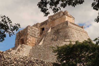 Sihirbaz Piramidinin tepesinden Uxmal 'deki Piramit del Advino' ya bakın, Merida, Meksika 2022 'ye yakın.