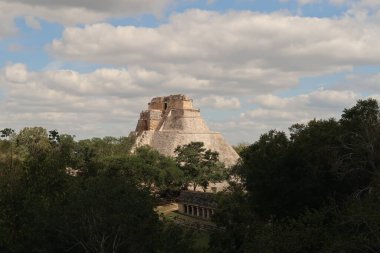 Sihirbazın görkemli piramidi, Piramide del Advino uzaktan, Uxmal, Merida, Meksika 2022