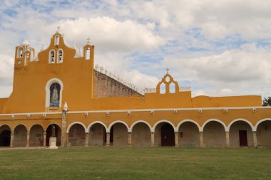 Padua, Izamal, Meksika 2022 Aziz Anthony Manastırı, San Antonio de Padua Manastırı 'ndaki kilisenin cephesi.
