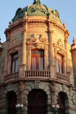 Teatro Makedonio Alcala 'nın köşesindeki kule öğesi, Oaxaca, Meksika 2022' de sanat tiyatrosunda sahne alıyor.