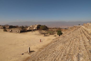 Kuzey Platformu 'nun merdivenleri ve yanındaki Batı Grubu kalıntıları Monte Alban, Oaxaca, Meksika 2022 arkeolojik sahasında.