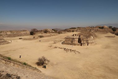 Plaza Central / Main Square / Central Plaza 'daki Güney Platformu' nun merdivenlerinden Monte Alban, Oaxaca, Meksika 2022 Arkeolojik Alanı 'na bakın.