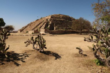Güney Platformunun tepesindeki Tapınak / Piramit Monte Alban, Oaxaca, Meksika 2022 arkeolojik sahasında