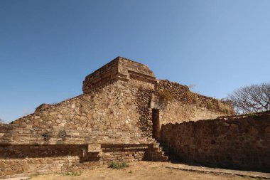 Doğu Grubu 'nun Monte Alban, Oaxaca, Meksika 2022 arkeolojik sahasındaki bir bina / tapınağına giriş