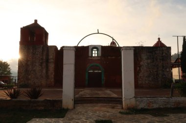 San Mateo Rio Kilisesi Hondo / Parroquia de San Mateo Rio Hondo günbatımında, Oaxaca, Meksika 2022