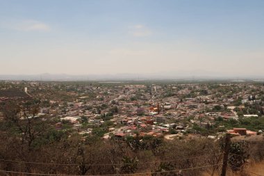 Pena de Bernal, Queretaro, Meksika 'dan San Sebastian Bernal şehrine bakın.