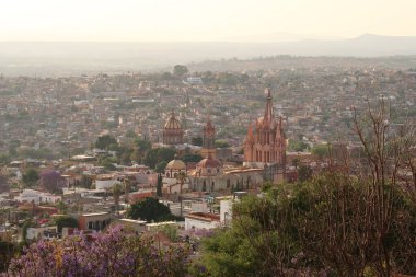 San Miguel de Allende 'nin amblemi olan Parroquia de San Miguel Arcangel Katedrali, Meksika 2022