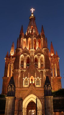 Gece vakti San Miguel de Allende 'deki Parroquia de San Miguel Arcangel Katedrali' nin büyüleyici ön cephesi, Meksika 2022