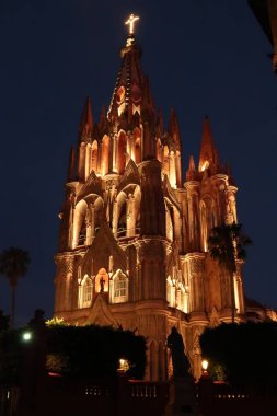 San Miguel de Allende 'deki güzel kilise / katedral Parroquia de San Miguel Arcangel gece aydınlandı, Meksika 2022