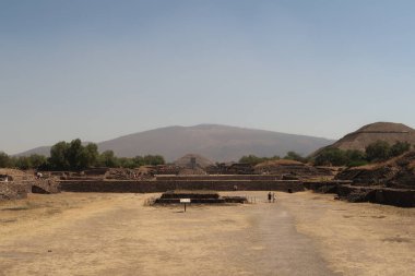 Ölü / Calzada de Los Muertos Bulvarı 'nda Güneş Piramidi' ni sağda ve Ay Piramidi 'ni en sonunda, Teotihuacan, Mexico City 2022' de görüyorsunuz.