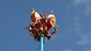 Danza de los voladores de Papantla, en üstte oturan renkli kostümlü dansçılar, Playa del Carmen, Meksika, 23. Ocak 2022