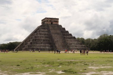 Chichen Itza Arkeolojik Alanı yoğun bir günde, Kukulcan Piramidi, El Castillo, Şato, Valladolid, Meksika, 9 'a yakın. Şubat 2022