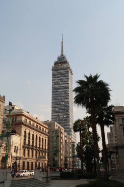 Mexico City şehir merkezindeki uzun Torre Lationamericano / Latin Amerikan Kulesi kalabalık caddeler ve trafik ile çevrili, Meksika, 15. Nisan 2022