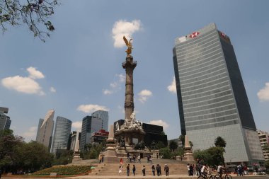 Bağımsızlık Meleği / Monumento a la Independencia / El Angel, yoğun bir günde arka planda modern binalar, Mexico City, 16. Nisan 2022