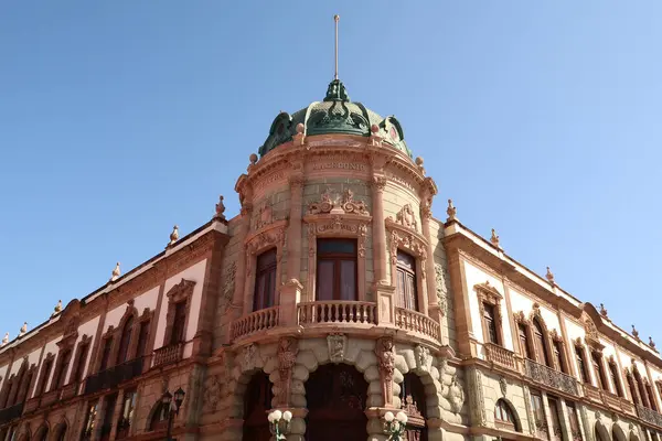 Teatro Makedonio Alcala 'nın güzel cephesi Oaxada, Meksika 2022' de sanat tiyatrosu tarzında sahneleniyor.