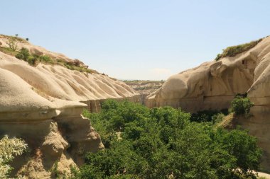 Günbatımından önce Nemrut Dağı 'ndan çevredeki manzaraya bakan Atatürk Barajı arka planda, Adiyaman, Türkiye 2022 yakınlarında görülebilir.