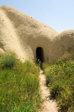 Günbatımından önce Nemrut Dağı 'ndan çevredeki manzaraya bakan Atatürk Barajı arka planda, Adiyaman, Türkiye 2022 yakınlarında görülebilir.