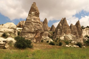 Günbatımından önce Nemrut Dağı 'ndan çevredeki manzaraya bakan Atatürk Barajı arka planda, Adiyaman, Türkiye 2022 yakınlarında görülebilir.