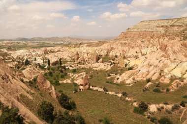 Günbatımından önce Nemrut Dağı 'ndan çevredeki manzaraya bakan Atatürk Barajı arka planda, Adiyaman, Türkiye 2022 yakınlarında görülebilir.