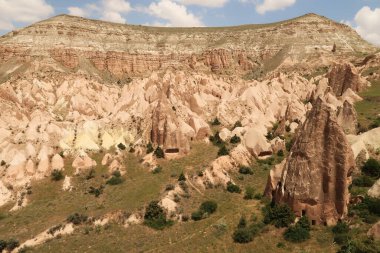 Günbatımından önce Nemrut Dağı 'ndan çevredeki manzaraya bakan Atatürk Barajı arka planda, Adiyaman, Türkiye 2022 yakınlarında görülebilir.