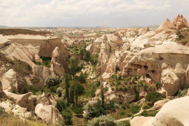 Günbatımından önce Nemrut Dağı 'ndan çevredeki manzaraya bakan Atatürk Barajı arka planda, Adiyaman, Türkiye 2022 yakınlarında görülebilir.