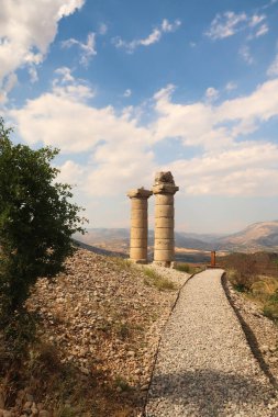 Karakus Tumulus 'taki patika ve kolonlardan ikisi, Adiyaman, Türkiye 2022 yakınlarındaki Commagene Kraliyet Ailesi' nin anıt mezarı.