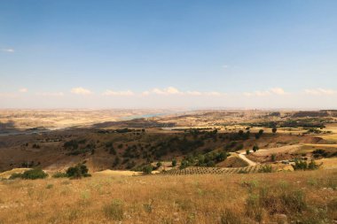 Günbatımından önce Nemrut Dağı 'ndan çevredeki manzaraya bakan Atatürk Barajı arka planda, Adiyaman, Türkiye 2022 yakınlarında görülebilir.