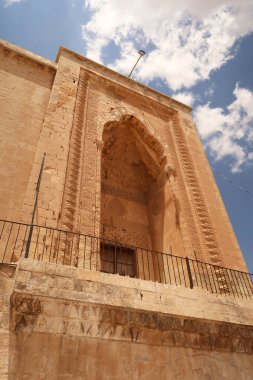 Türkiye 'nin Mardin kentindeki Sultan Isa Medrese, Madrasa, Zinciriye Medrese' nin görkemli kapısı.