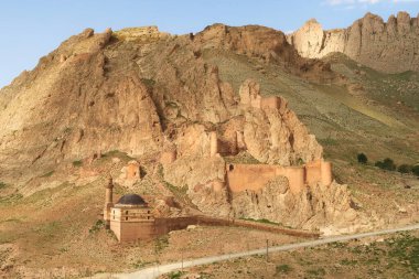 Dogubeyazit Kalesi 'nin kalıntılarına bakın. Kalesi dik bir dağ, sarp kayalar, uçurumlar, Dogubeyazit, Türkiye 2022 üzerine inşa edilmiş.