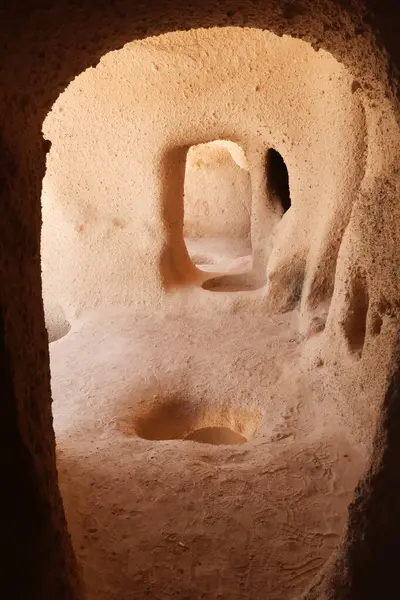 Meşhur Uchisar Kalesi 'nin içindeki mağara yapısı, Kalesi, Kapadokya, Türkiye 2022