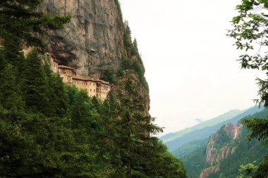 Sumela Manastırı 'ndaki Rock Kilisesi' nin giriş kapısı renkli fresklerle çevrili, Trabzon, Türkiye 2022